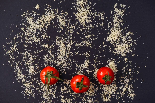 Geriebener Parmesan Und Tomaten Auf Schwarzem Hintergrund — Stockfoto
