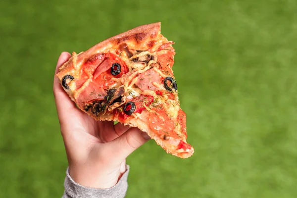 Een Stukje Pizza Vrouwelijke Handen Lunch Het Groene Gras — Stockfoto