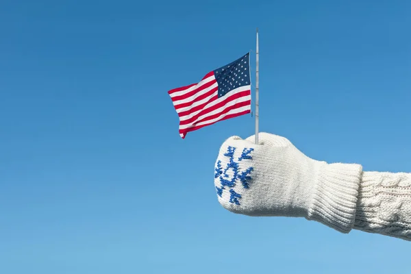 Weibliche Hand Einem Strickhandschuh Mit Einer Amerikanischen Flagge Auf Winterlichem — Stockfoto