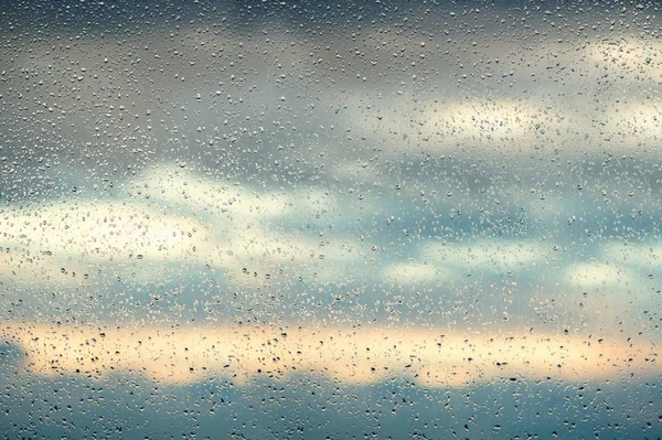 Regentropfen Auf Fenstergläser Oberfläche Auf Den Bunten Sonnenuntergang Wolken Hintergrund — Stockfoto