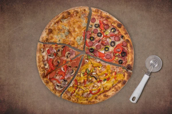 Cztery Różne Kawałki Pizzy Jednym Nożem Tnący — Zdjęcie stockowe