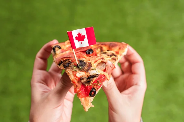 Eine Scheibe Pizza Weiblicher Hand Mit Kanadischer Flagge Form Eines — Stockfoto