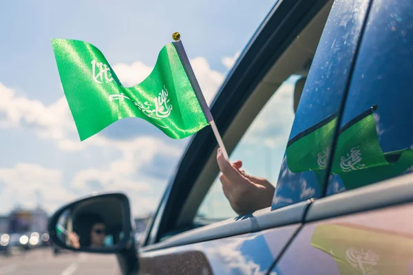 Mulher Menina Segurando Bandeira Arábia Saudita Janela Carro Aberto Conceito — Fotografia de Stock