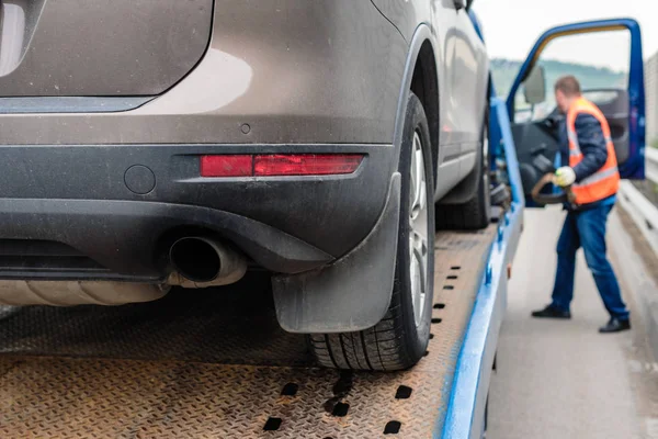 Caminhão Reboque Com Trabalhador Rebocando Carro Quebrado Estrada — Fotografia de Stock