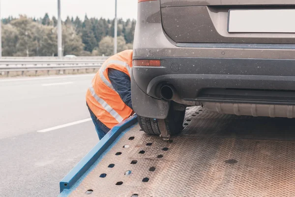Abschleppwagen Zieht Kaputtes Auto Auf Der Autobahn — Stockfoto