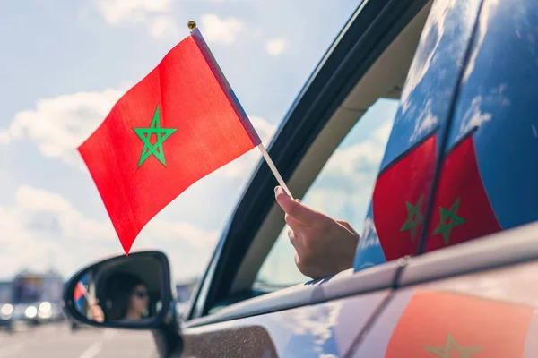 Mujer Niña Sosteniendo Bandera Marruecos Desde Ventana Abierta Del Coche —  Fotos de Stock