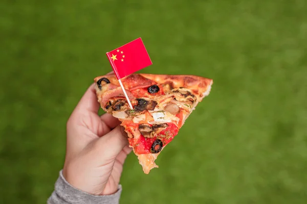 Een Stukje Pizza Vrouwelijke Handen Met Chinese Vlag Vorm Van — Stockfoto