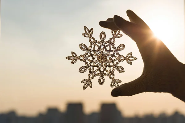 Female Hand Knitted Mitten Snowflake Sunset Sky Background Winter Christmas — Stock Photo, Image