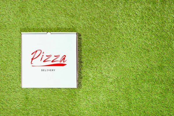 Une Boîte Blanche Avec Une Inscription Pizza Sur Herbe Concept — Photo