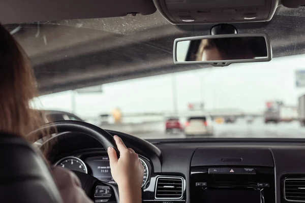 Kobieta Jest Jazda Autostradzie Pod Mostem Widok Tylnej Siedziby Samochodu — Zdjęcie stockowe