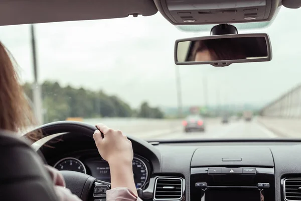 Kobieta Jedzie Autostradą Widok Tylnego Siedzenia Samochodu — Zdjęcie stockowe