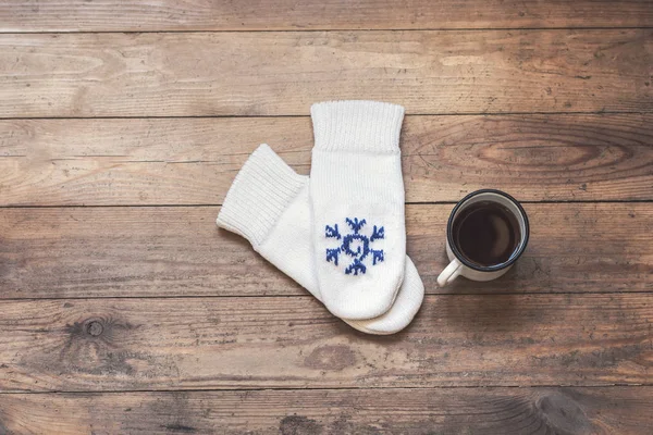 Järn Mugg Med Kaffe Och Stickade Vantar Trägolvet Vintern — Stockfoto