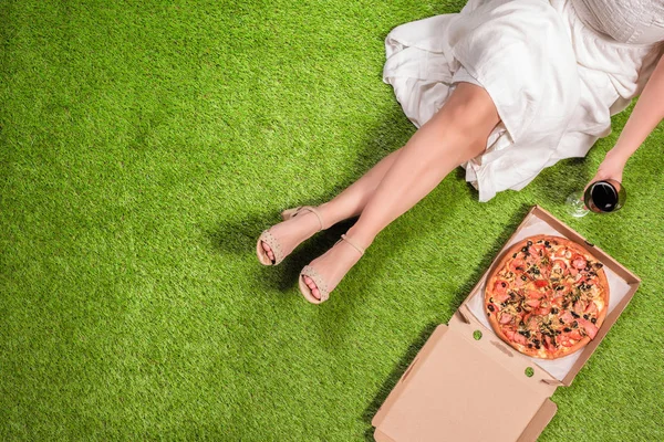 Picknick Trädgården Gräset Flygbild Ung Kvinna Vit Sommarklänning Med Pizza — Stockfoto