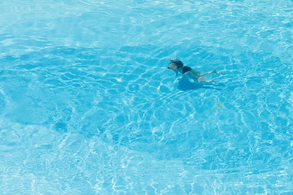 Letecký Pohled Chlapce Bazénu Průhlednou Modrou Vodou Pohybu — Stock fotografie