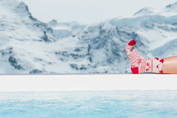 Dámské Nohy Vánočních Ponožkách Nedaleko Bazénu Švýcarských Alpách Zimní Koncept — Stock fotografie