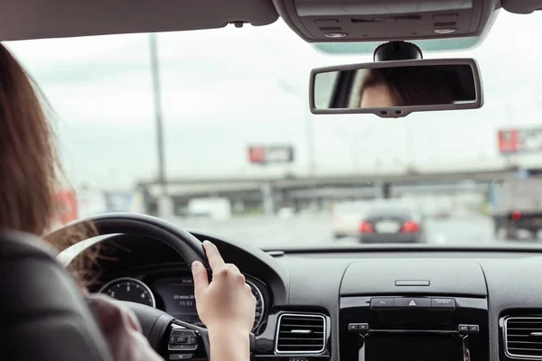 Kobieta Jest Jazda Autostradzie Pod Mostem Widok Tylnej Siedziby Samochodu — Zdjęcie stockowe