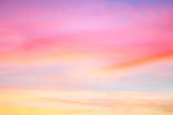 ピンクとブルーの色の空 夕日雲の色付き光パステルの効果 — ストック写真