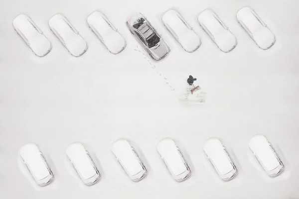 在雪季 车主会清理积雪覆盖的停车位 冬季时间 — 图库照片