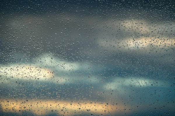 Regentropfen Auf Fenstergläser Oberfläche Auf Den Bunten Sonnenuntergang Wolken Hintergrund — Stockfoto