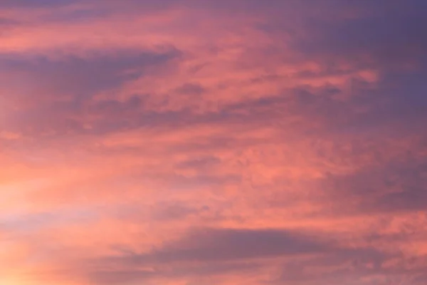 ピンクとブルーの色の空 夕日雲の色付き光パステルの効果 — ストック写真