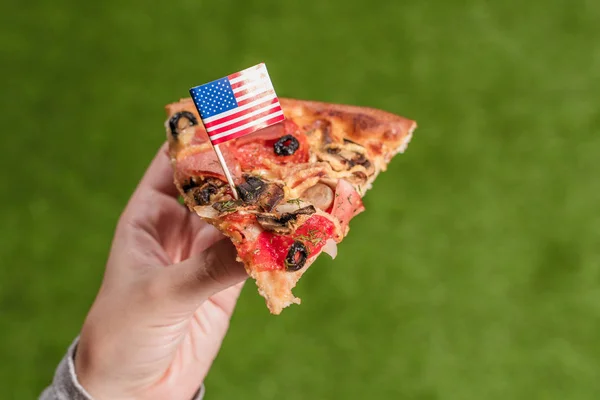 Шматочок Піци Жіночих Руках Американським Прапором Вигляді Зубочистки Обід Зеленій — стокове фото