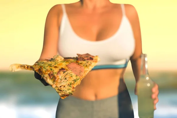 Bir Spor Takım Elbise Kız Pizza Büyük Bir Parça Tutar — Stok fotoğraf