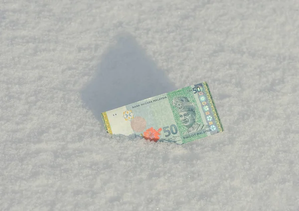 Pengar Räkningen Snön Bakgrund — Stockfoto