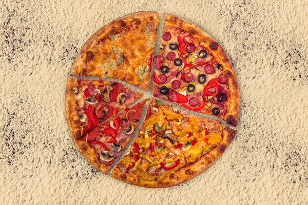 Nakrájejte Plátky Lahodnou Čerstvou Pizzu Pozadí — Stock fotografie