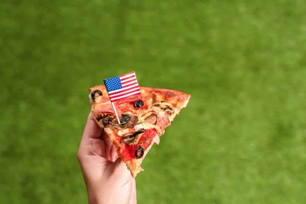 Una Rebanada Pizza Manos Femeninas Con Bandera Americana Forma Palillo — Foto de Stock