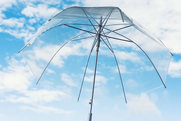 Paraguas Transparente Día Lluvioso Otoño Sobre Fondo Nublado Del Cielo — Foto de Stock