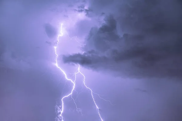 Close Van Lightning Strike Nacht Bewolkte Hemel — Stockfoto