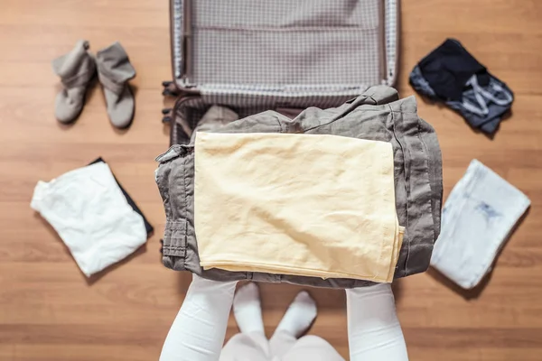 Vue Dessus Des Mains Femme Emballant Des Vêtements Pour Une — Photo