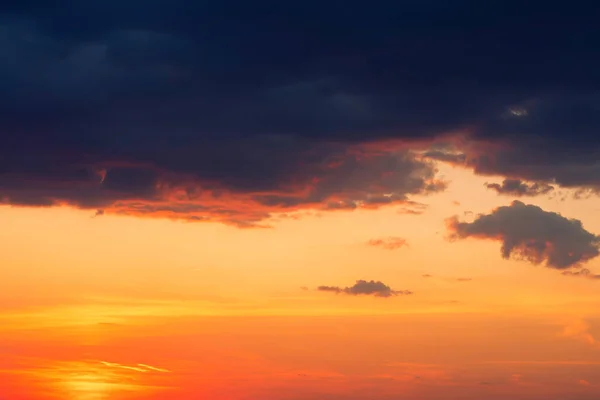 ピンクとブルーの色の空 夕日雲の色付き光パステルの効果 — ストック写真