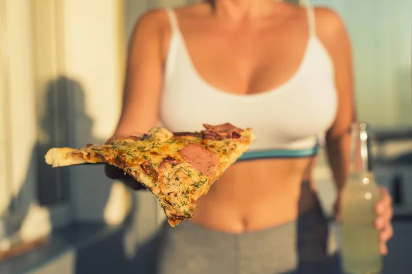 Uma Menina Terno Esportivo Detém Enorme Pedaço Pizza Garrafa Mojito — Fotografia de Stock