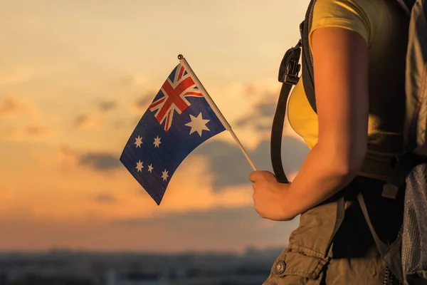 Женщина Турист Вершине Горы Шортах Футболке Рюкзаком Флагом Австралии Фоне — стоковое фото