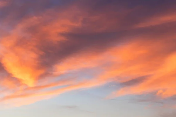 ピンクとブルーの色の空 夕日雲の色付き光パステルの効果 — ストック写真