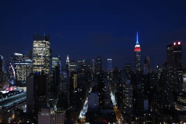New York City, Manhattan gökdelenlerin havadan ve panoramik görünümü. Manhattan'ın gece şehir merkezinin en iyi görünümü 