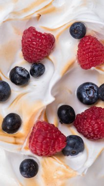 Yaban mersini ve ahududu ile beze kek dokusu