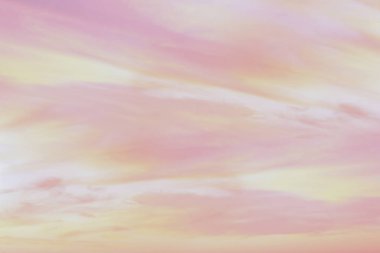 Işık pastel tonu etkisi ile Alacakaranlık gökyüzü. Yumuşak bulutların renkli gün batımı. 