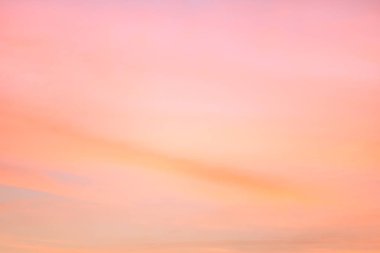 Işık pastel tonu etkisi ile Alacakaranlık gökyüzü. Yumuşak bulutların renkli gün batımı. 