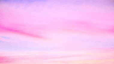 Işık pastel tonu etkisi ile Alacakaranlık gökyüzü. Yumuşak bulutların renkli gün batımı. 