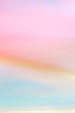 Işık pastel tonu etkisi ile Alacakaranlık gökyüzü. Yumuşak bulutların renkli gün batımı. 