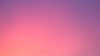 Gökyüzü pembe ve mavi renklerde. günbatımı bulutrenkli ışık pastel etkisi