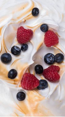 Yaban mersini ve ahududu ile beze kek dokusu