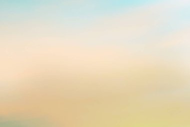 Işık pastel tonu etkisi ile Alacakaranlık gökyüzü. Yumuşak bulutların renkli gün batımı. 