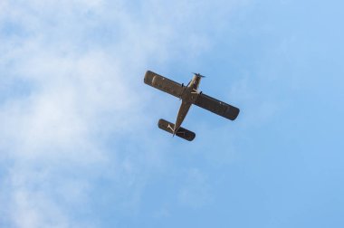 Gökyüzü nün arka planında çift kanatlı. Alt görünüm. Kavram