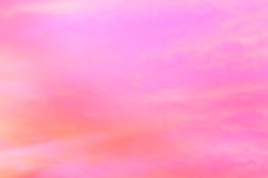 Işık pastel tonu etkisi ile Alacakaranlık gökyüzü. Yumuşak bulutların renkli gün batımı. 