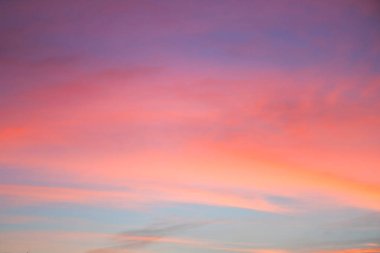 Gökyüzü pembe ve mavi renklerde. günbatımı bulutrenkli ışık pastel etkisi
