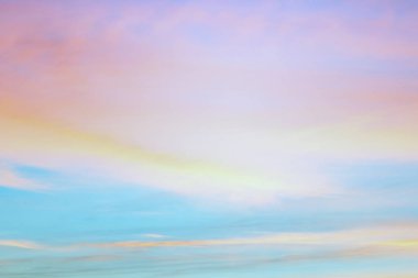 Işık pastel tonu etkisi ile Alacakaranlık gökyüzü. Yumuşak bulutların renkli gün batımı. 