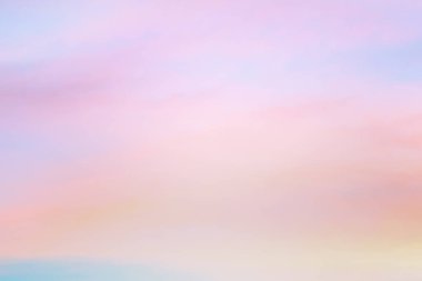 Işık pastel tonu etkisi ile Alacakaranlık gökyüzü. Yumuşak bulutların renkli gün batımı. 